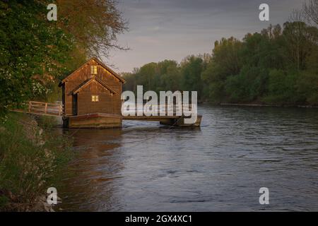 Schöne alte Holzmühle am Fluss mura oder mlin na muri in der region pomurje in slowenien bei einem romantischen Sommeruntergang Stockfoto