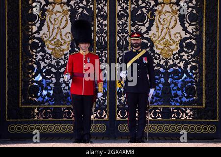 Ein Soldat des 1. Bataillons Coldstream Guards (links) und ein Soldat des 1. Regiments Royal Canadian Horse Artillery (rechts) nehmen am Wachwechsel auf dem Vorplatz des Buckingham Palace, London, Teil. Bilddatum: Montag, 4. Oktober 2021. Stockfoto