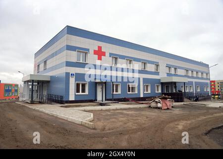 Gebäude im Bau des städtischen Krankenhauses auf dem Projektgelände an einem bewölkten Herbsttag. Stockfoto