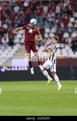 Gleison Bremer vom FC Turin und Federico Chiesa vom FC Juventus kämpfen während des Spiels der Serie A zwischen dem FC Turin und dem FC Juventus um den Ball. Stockfoto