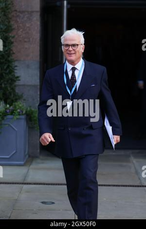 MANCHESTER, GROSSBRITANNIEN. 4. OKTOBER Desmond Swayne MP am zweiten Tag der Konferenz der Konservativen Partei in Manchester Central, Manchester am Montag, 4. Oktober 2021. (Quelle: MI News) Stockfoto