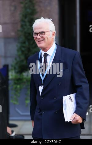 MANCHESTER, GROSSBRITANNIEN. 4. OKTOBER Desmond Swayne MP am zweiten Tag der Konferenz der Konservativen Partei in Manchester Central, Manchester am Montag, 4. Oktober 2021. (Quelle: MI News) Stockfoto