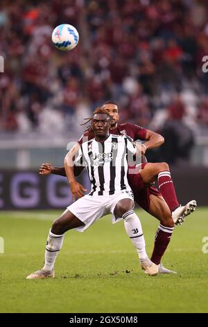 Gleison Bremer vom FC Turin und Moise Kean vom FC Juventus kämpfen während des Serie A-Spiels zwischen dem FC Turin und dem FC Juventus um den Ball. Stockfoto