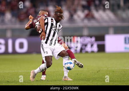 Gleison Bremer vom FC Turin und Moise Kean vom FC Juventus kämpfen während des Serie A-Spiels zwischen dem FC Turin und dem FC Juventus um den Ball. Stockfoto