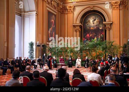 Papst Franziskus leitet das Treffen „Glaube und Wissenschaft: Auf dem Weg zur COP26 mit religiösen Führern im Apostolischen Palast im Vatikan am 4. Oktober 2021. Das Treffen war Teil der Vorveranstaltung der UN-Klimakonferenz COP26 in Glasgow, Schottland, vom 31. Oktober bis 12. November 2021. Stockfoto