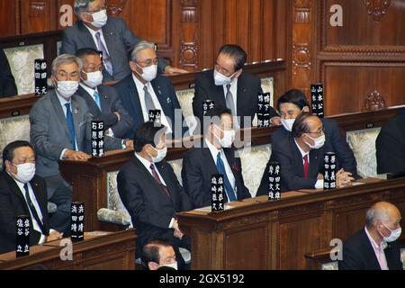 Tokio, Japan. Oktober 2021. Fumio Kishida (Front, L3), der Vorsitzende der regierenden Liberaldemokratischen Partei Japans (LDP), spricht am Montag, den 4. Oktober 2021, bei der Plenarsitzung des Unterhauses beim Nationaldiät in Tokio, Japan, mit den Abgeordneten. Foto von Keizo Mori/UPI Credit: UPI/Alamy Live News Stockfoto