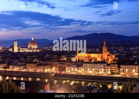 Nachtansicht der Kathedrale Santa Maria de Fiore, der Basilika Santa Croce und dem Arno. Florenz. Italien Stockfoto