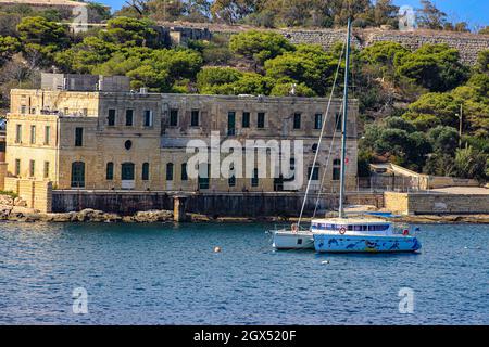 Boote an ihren Anlegestellen in Sliema Creek, Sliema auf der Mittelmeerinsel Malta, während der Pandemie von Covid 19 Stockfoto