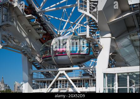 Beobachtungskapsel auf dem London Eye, auch bekannt als Millennium Wheel. Ein freischwungliches Beobachtungsrad am Südufer der Themse in London, England, Großbritannien Stockfoto