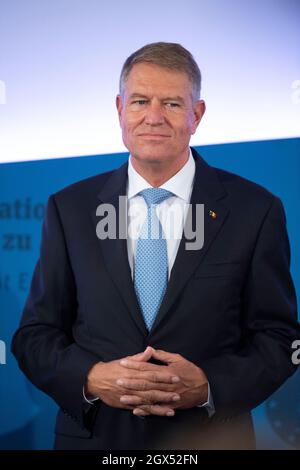 Preisträger Klaus IOHANNIS, Präsident Rumäniens, Internationaler Karlspreis der Stadt Aachen, Preisverleihung im Rathaus Aachen am 2. Oktober 2021. Stockfoto