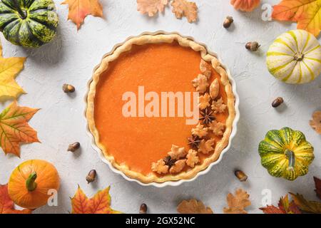 Hausgemachter, saisonaler Kürbiskuchen auf hellem Hintergrund. Blick von oben. Festkuchen zum Thanksgiving-Tag Stockfoto