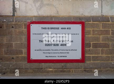 Sicherheitsschild der Rail Authority an der Blackfriars-Eisenbahnbrücke über die Themse. South Bank, London, England, Großbritannien Stockfoto