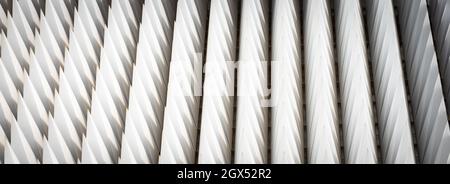 Abstrakter Hintergrund aus weißem Pyramidenmuster. Modernes, futuristisches Designkonzept. Stockfoto