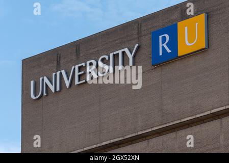 Logo und Schild der Ryerson University im Stadtzentrum von Toronto in Kanada. Die Universität hat genehmigt, den Namen Ryerson von i zu entfernen Stockfoto