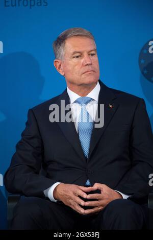 Preisträger Klaus IOHANNIS, Präsident Rumäniens, Internationaler Karlspreis der Stadt Aachen, Preisverleihung im Rathaus Aachen am 2. Oktober 2021. Stockfoto