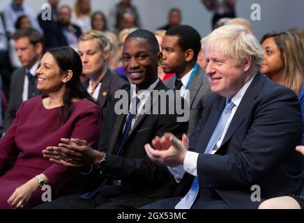 Manchester, Großbritannien. Oktober 2021. Boris Johnson applaudiert der Rede von ChancellorÕs. Rishi Sunak hält seine Konferenzrede in Manchester. Kredit: Mark Thomas/Alamy Live Nachrichten Stockfoto