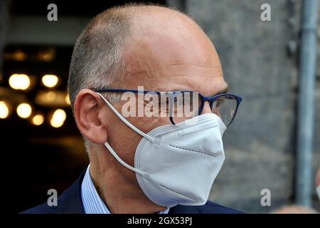 Enrico Letta, Sekretär der PD, während seines Besuchs in Neapel, um den Bürgermeisterkandidaten für die Stadt Neapel Gaetano Manfredi zu unterstützen. Stockfoto