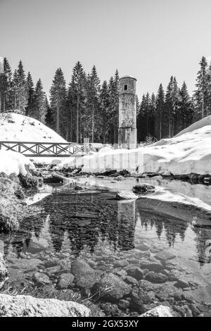 Broken Dam, Tschechisch: Protrzena prehrada, am Fluss Bila Desna im Isergebirge, Tschechische Republik. Der Ausfall des Damms verursachte im Jahr 1916 eine Katastrophe. Schwarzweiß-Bild. Stockfoto