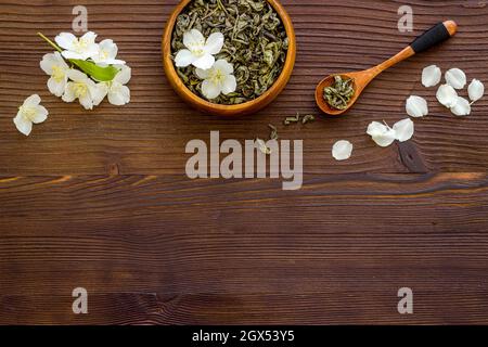 Jasmin-Kräutertee in einer Schüssel mit Blumen. Ansicht von oben Stockfoto
