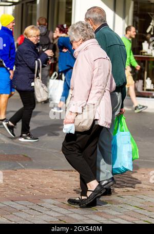 Dundee, Tayside, Schottland, Großbritannien. Oktober 2021. UK Wetter: Ein trockener, luftiger Tag mit sonnigen Zaubersprüchen und variablen Wolken über Nordostschottland, Temperaturen bis zu 14 Grad Die Herbstsonne hat die Käufer am Montagmorgen dazu gebracht, den ganzen Tag im Oktober im Stadtzentrum von Dundee einzukaufen. Kredit: Dundee Photographics/Alamy Live Nachrichten Stockfoto