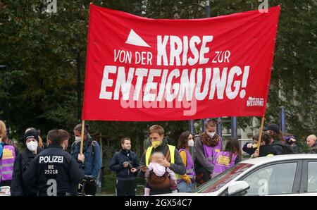 Berlin, Deutschland. Oktober 2021. Weitere Entwicklungen nach den Wahlen zum Repräsentantenhaus - die Polizei sichert das SPD-Landesamt in der Müllerstraße während der Sondierungsgespräche zwischen SPD und CDU im Kurt-Schumacher-Haus. Quelle: Wolfgang Kumm/dpa/Alamy Live News Stockfoto