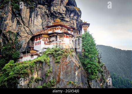 Paro Taktsang, auch bekannt als das Taktsang Palphug Kloster und das Tiger's Nest ist eine heilige Vajrayana Himalaya buddhistische Stätte in der Klippe Stockfoto