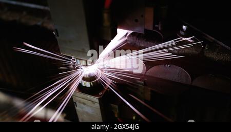 Lasermaschine zum Schneiden von Blech in der Nähe des Werks Stockfoto