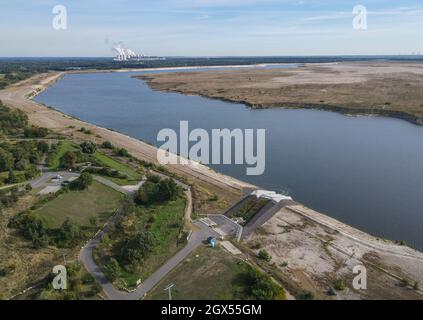 01. Oktober 2021, Brandenburg, Cottbus: Die Einlaufstruktur für das Wasser der aufstrebenden Cottbuser Ostsee, der ehemaligen Braunkohlegrube Cottbus-Nord (Luftaufnahme mit Drohne). Die Landmasse rechts auf dem Foto wird in den nächsten Jahren ebenfalls im Wasser verschwinden. Mitte April 2019 begann die Überschwemmung der ehemaligen Tagebaumine Cottbus-Nord. Das Energieunternehmen Lausitz Energie Bergbau AG (LEAG) lässt für das Hochwasser Wasser aus der Spree über den Hammergraben in das Tagebauloch fließen - rund 45 Millionen Kubikmeter pro Jahr sind geplant. Der riesige künstliche See wird gemeldet Stockfoto