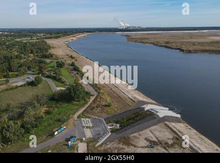 01. Oktober 2021, Brandenburg, Cottbus: Die Einlaufstruktur für das Wasser der aufstrebenden Cottbuser Ostsee, der ehemaligen Braunkohlegrube Cottbus-Nord (Luftaufnahme mit Drohne). Die Landmasse rechts auf dem Foto wird in den nächsten Jahren ebenfalls im Wasser verschwinden. Mitte April 2019 begann die Überschwemmung der ehemaligen Tagebaumine Cottbus-Nord. Das Energieunternehmen Lausitz Energie Bergbau AG (LEAG) lässt für das Hochwasser Wasser aus der Spree über den Hammergraben in das Tagebauloch fließen - rund 45 Millionen Kubikmeter pro Jahr sind geplant. Der riesige künstliche See wird gemeldet Stockfoto