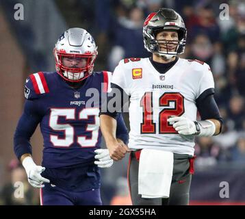 Tampa Bay Buccaneers Quarterback Tom Brady (12), rechts, und der Mittellinebacker der New England Patriots Kyle Van Noy (53) laufen auf dem Feld, nachdem Brady am Sonntag, den 3. Oktober 2021 in Foxborough, Massachusetts, einen Pass an Mike Evans absolviert hatte. (Foto von Dirk Shadd/Tampa Bay Times/TNS/Sipa USA) Stockfoto