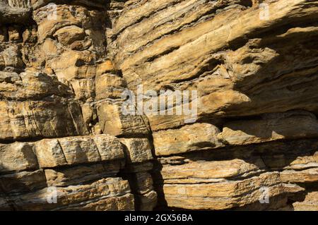 Die Dinosaur Coast zwischen Scarborough und Whitby wird von marinen Ablagerungen sedimentärer Sandsteine dominiert. Stockfoto