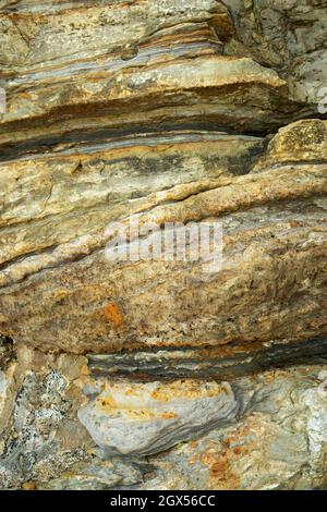 Die Dinosaur Coast zwischen Scarborough und Whitby wird von marinen Ablagerungen sedimentärer Sandsteine dominiert. Stockfoto