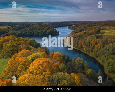 Herbstansicht mit Asveja See und bunten apfelbäumen Stockfoto