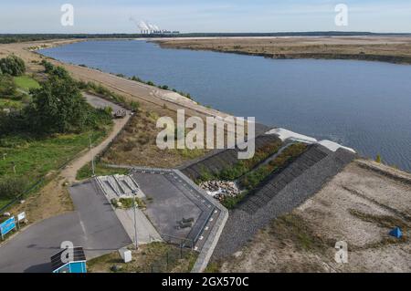 01. Oktober 2021, Brandenburg, Cottbus: Die Einlaufstruktur für das Wasser der aufstrebenden Cottbuser Ostsee, der ehemaligen Braunkohlegrube Cottbus-Nord (Luftaufnahme mit Drohne). Die Landmasse rechts auf dem Foto wird in den nächsten Jahren ebenfalls im Wasser verschwinden. Mitte April 2019 begann die Überschwemmung der ehemaligen Tagebaumine Cottbus-Nord. Das Energieunternehmen Lausitz Energie Bergbau AG (LEAG) lässt für das Hochwasser Wasser aus der Spree über den Hammergraben in das Tagebauloch fließen - rund 45 Millionen Kubikmeter pro Jahr sind geplant. Der riesige künstliche See wird gemeldet Stockfoto