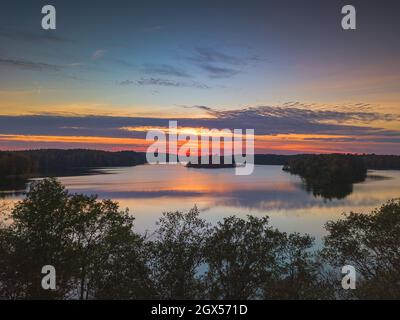 Luftaufnahme des Luokesa Sees im Abendlicht Stockfoto