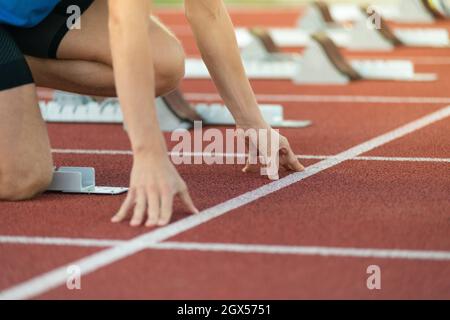 Athlet auf Startblöcken Stockfoto