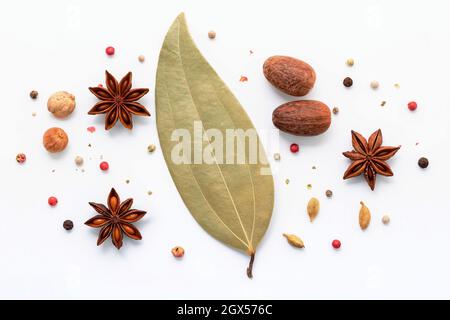 Zimtstangen, Sternanisgesteine und Gewürze isoliert auf weißem Hintergrund. Stockfoto