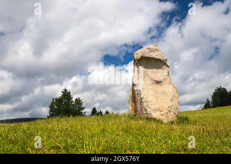 Radek Jaros Denkmal - großer Stein im Sattel zwischen dem Dratnik Felsen und dem Dorf Samotin, Tschechische republik Stockfoto