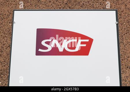 Lyon, Frankreich - 25. Oktober 2018: Logo der SNCF an der Wand. Die SNCF ist die Nationale Gesellschaft der französischen Eisenbahn in Frankreich, und es ist eine staatliche Eisenbahngesellschaft Stockfoto