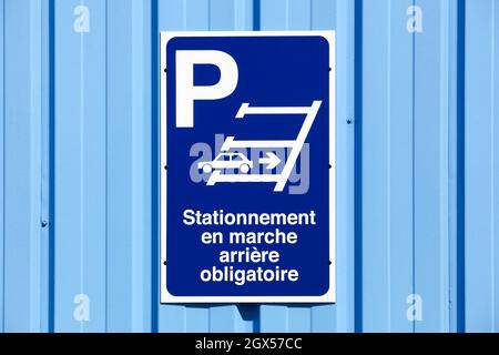 Reverse Parkplatz nur Schild an einer Wand namens Stationnement en marche arriere obligatoire in französischer Sprache Stockfoto