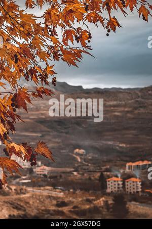 Wunderschöne Herbstlandschaft. Ehden ist eine bergige Stadt im Herzen der nördlichen Berge des Libanon. Wetteränderungen Stockfoto