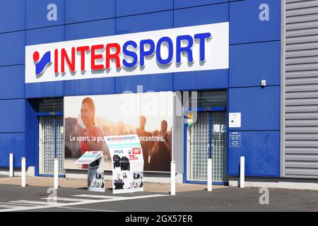 Creches, Frankreich - 15. März 2020: INTERSPORT Storefront. Die Intersport Group ist ein internationaler Sportartikeleinzelhändler Stockfoto