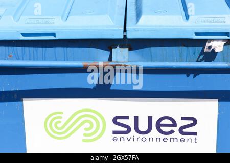 Macon, Frankreich - 15. März 2020: Suez-Logo auf einem Müllcontainer. Suez ist ein in Frankreich ansässiger Energieversorger Stockfoto