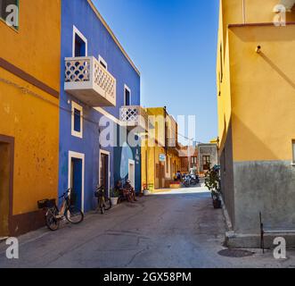 Linosa, Italien - Juli 27: Ansicht der typischen Häuser von Linosa am 27. Juli 2021 Stockfoto