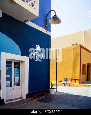 Linosa, Italien - Juli 27: Blick auf die typische Weinbar von Linosa namens Dammuso am 27. Juli 2021 Stockfoto