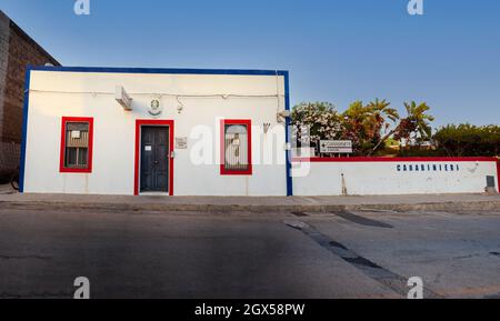 Linosa, Italien - Juli 27: Blick auf die Polizeistation von Caribinieri am 27. Juli 2021 Stockfoto
