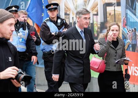 Manchester, Großbritannien – Montag, 4. Oktober 2021 – der konservative Abgeordnete Jacob Rees-Mogg vor der Konferenz der Konservativen Partei in Manchester. Foto Steven May / Alamy Live News Stockfoto