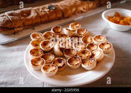 Apero wunderschön als Fingerfood auf Tellern auf einem Tisch angeordnet Stockfoto