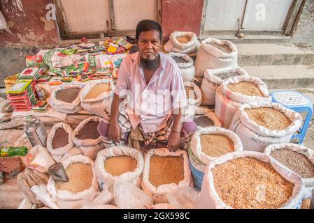 Barishal, Barishal, Bangladesch. Oktober 2021. Handwerker posiert während ihrer Geschäftszeit an einem wöchentlichen Geschäftstag, der als „Hut“ Barishal, Bangladesch, bezeichnet wird, für ein Foto. (Bild: © Mustasinur Rahman Alvi/ZUMA Press Wire) Stockfoto