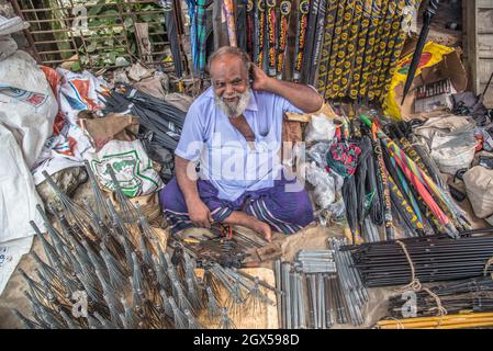 Barishal, Barishal, Bangladesch. Oktober 2021. Handwerker posiert während ihrer Geschäftszeit an einem wöchentlichen Geschäftstag, der als „Hut“ Barishal, Bangladesch, bezeichnet wird, für ein Foto. (Bild: © Mustasinur Rahman Alvi/ZUMA Press Wire) Stockfoto